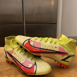 Nike mercurial fotbollskor - Tja, säljer ett par Nike mercurial fotbollskor som är i 8/10 skick, utan några defekter. Ny pris ligger på 3000kr. Skriv gärna pm ifall ni har några frågor.😃