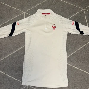 Frankrike nike tröja - Säljer denna Frankrike träningströja i bra skick, använd ett fåtal gånger. Storlek S, inga skdor på den. Pris kan diskuteras vid snabb affär