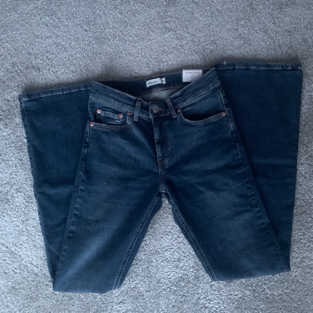 Helt nya bootcut jeans från Gina tricot som tyvär inte passar💕, midjemått tvärs över: 33cm, hör av er vid frågor eller bilder❤️. Jeans & Byxor.
