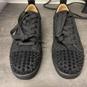 Christian Louboutin skor - Fina och stilliga skor som passar perfekt med jeans. Låda kommer med.