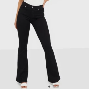 Bootcut jeans - Använt men fint skick! Är svarta men ser grå ut på min bild. Kan skicka fler bilder vid intresse.