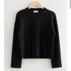 Stickad tröja - Stickad tröja från &otherstories storlek M men passar mig som har S! nypris 490kr💓