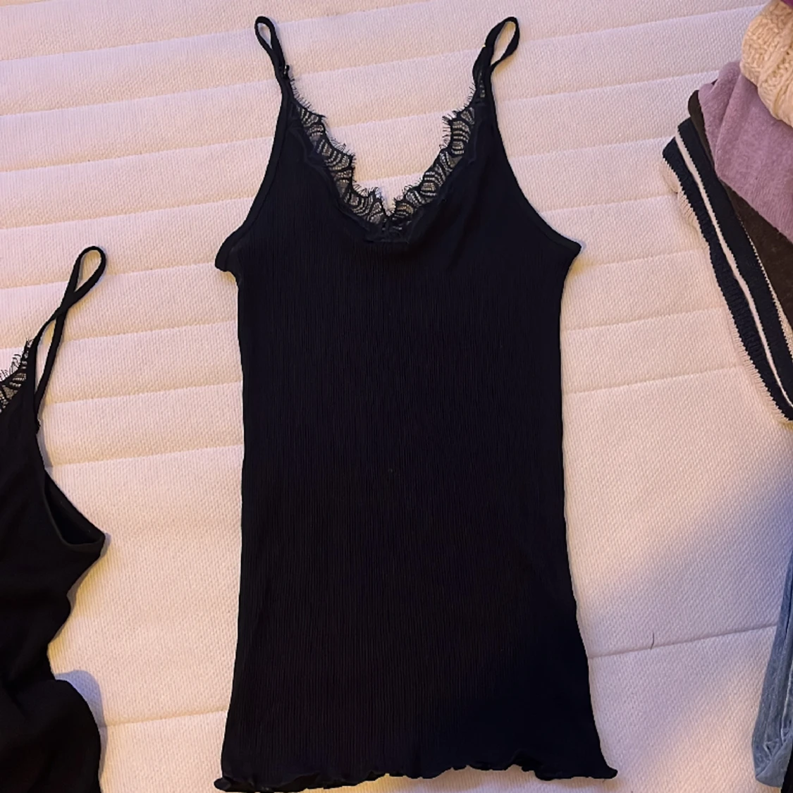 Marinblått linne med spets - 90