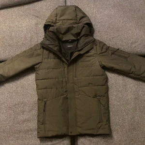 Peak performance jacka - Säljer denna då beställt en ny och denna inte kommer till mer användning. Storlek S