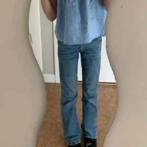 Lågmidjade jeans  - Säljer pg av de inte passar längre,  Ordinarie pris 350kr, andvännda några gånger men är i jättebra skick.