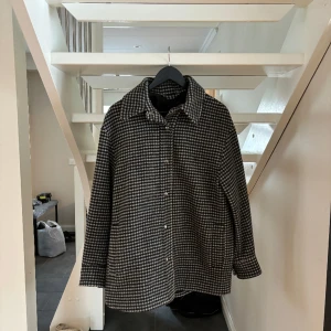 Grå och svart rutig kappa &otherstories - Säljer en svart och grå rutig kappa ifrån and other stories i storlek S. Varsamt använd. Nypris 1499 kr