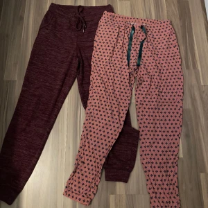 Pyjamas byxor - I bra skick! De röda är i XS men passar till S då de är flexibla och de prickiga är i S.
