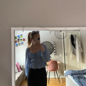 Sommar topp - Sommartorp från BikBok. Har tyvärr legat i garderoben och är använd Max två gånger. Perfekt nu till sommaren! 💙💙