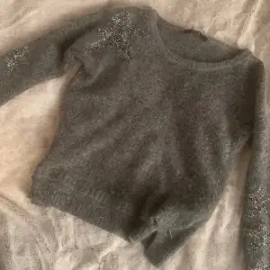 säljer nu denna fina stickade tröja ifrån guess med såååå fina glittriga stjärndetaljer. Jag använder inte tröjan längre men den säljes i bra skick💛.