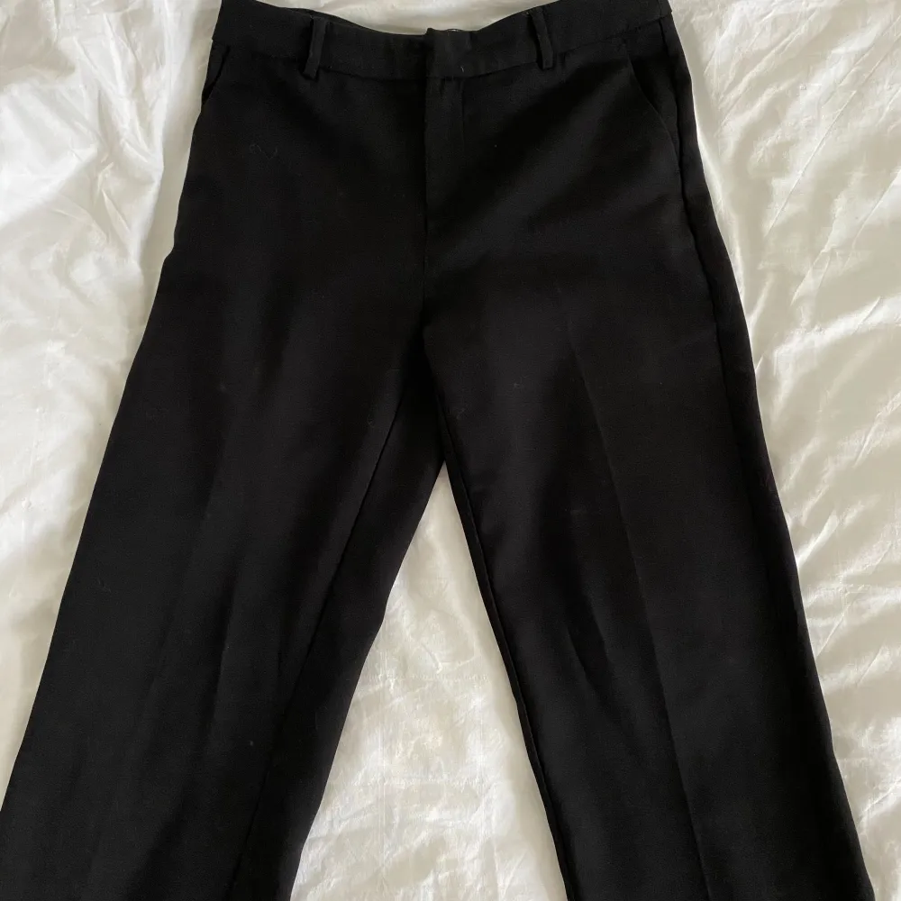 Svarta kostymbyxor från GinaTricot. De sitter perfekt på mig som är 162 cm lång. 💓. Jeans & Byxor.