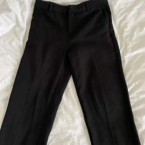 Svarta kostymbyxor från GinaTricot. De sitter perfekt på mig som är 162 cm lång. 💓