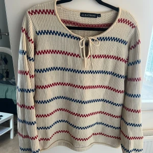 Pippi tröja  - Pippi tröja. Använd men helt felfri, perfekt skick o super mysig. Stl L men skulle säga M även S beroende på hur tight eller löst man vill ha den. 