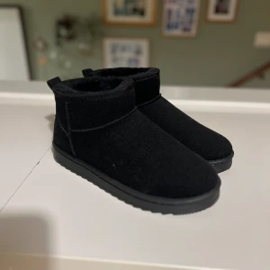 Uggs  - Helt nya ”Uggs”  Strl 42 men mer som 41 