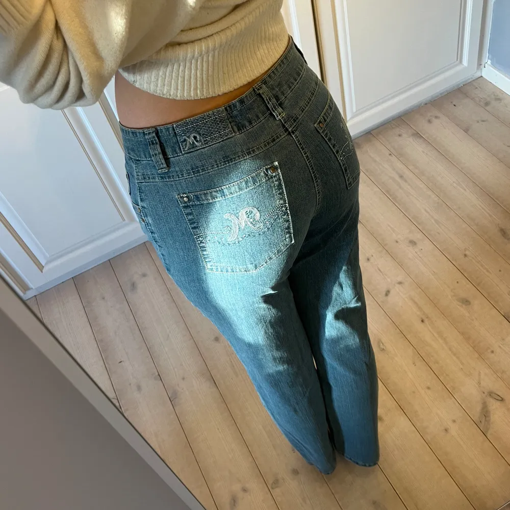 Så snygga jeans med coola detaljer vid fickorna! Säljer då de är lite korta för mig som är 177. Låg/medel i midjan❣️ Storlek: 40/M. Jeans & Byxor.