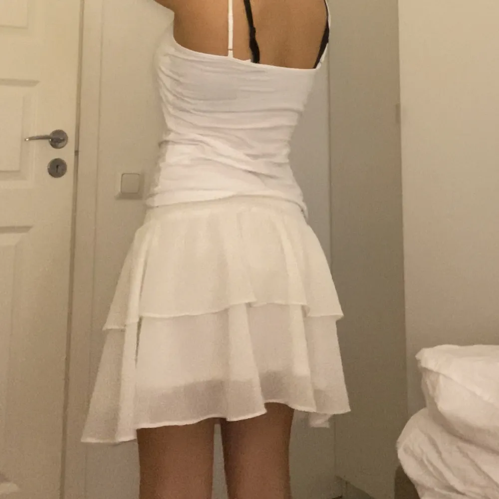 Jätte fin Chelsea kjol i vit köpt förra sommaren. Använder inte så mycket så tänker sälja. Storlek small. Kjolar.