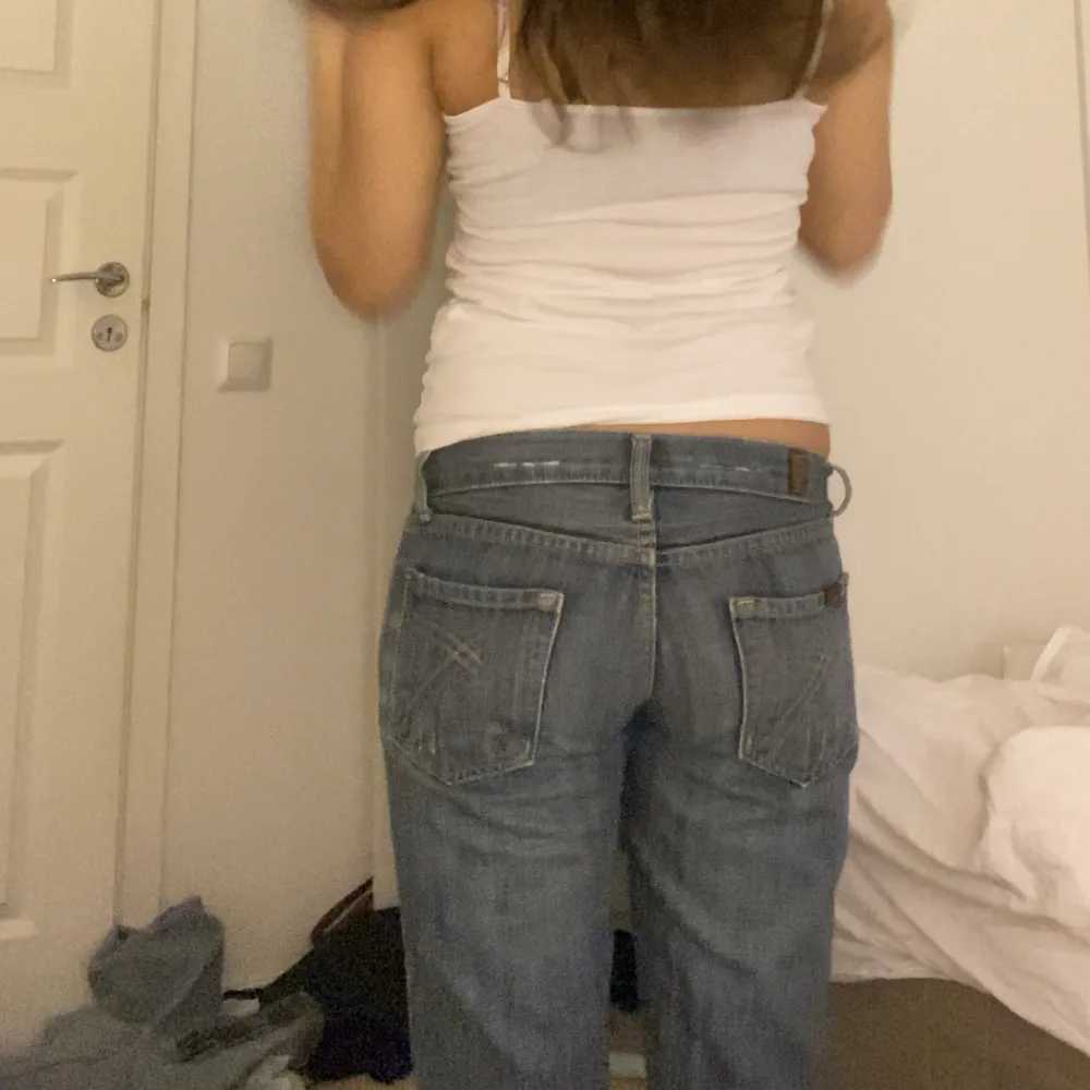 Ett par jätte snygga low waist bootcut jeans som jag tyvär måste sälja pg av att dom är för korta. Passar storlek 34 36 och 38 Själv har jag 36/38. Tryck gärna på köp nu men skriv innan då! . Jeans & Byxor.