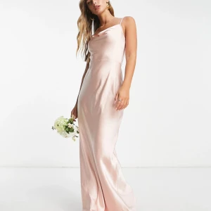 Balklänning - Säljer min balklänning som bara är använd en gång❣️