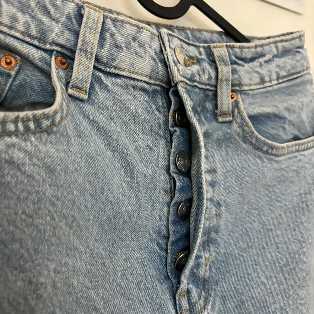 Fina jeans från hm. De är ljusblåa. Slitsar vid benen som är menade att vara där. Skriv för mer information!. Jeans & Byxor.