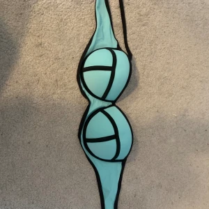 Bikini  - Säljer denna jättefina bikini topp. Tror inte de går att köpa dessa längre🩷🩷Den är från Victoria secret, det är storlek M men passar även S