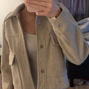 Jacka - köpte jackan för 10 månader sen och använt 2 gånger. Tycker inte den passa mig så den är i väldigt bra skick