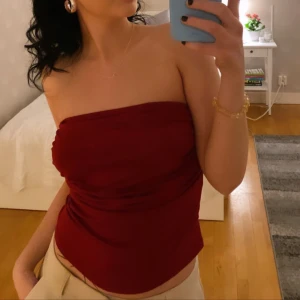 Tubtopp - Vinröd tubtopp. Använd 1 gång bara så som ny. Storlek Small, köparen står för frakt❤️