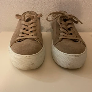 Platform sneakers Rizzo - mocka - Platform sneakers fràn Rizzo. Äkta mocka. Några små märken här och där, men i fint använt skick!
