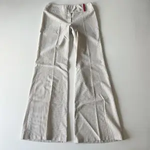 Vita vintage lågmidjade randiga bootcut / vida kostymbyxor från Mango. Midjemått: 70 cm. Innerbenslängd: 80 cm. Inga defekter och sitter så snyggt på. Modellen är 167 cm lång. Skriv privat för mer bilder! 💕