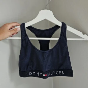 Tommy hilfiger sport bh - Sport bh från tommy hilfiger i fint skick❤️ säljs billigt pga flytt