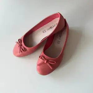 Rosa ballerinaskor från K&M i äkta läder. Storlek 37, fotsulan är 24,5 cm 💕