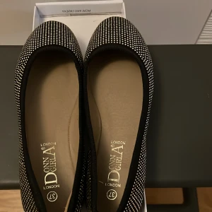 Ballerina skor med guld strass - Oanvänd ballerina skor svart med guld strass, ser silver ut på bilder dock. St 37