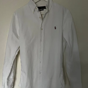 Vit Ralph lauren skjorta  - En riktigt fin skjorta till sommaren. Mycket bra skick. Storlek S 