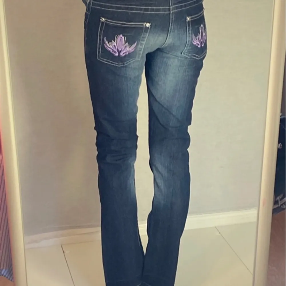 Säljer ett par low waist bootcut jeans. Dem första två bilderna är lånade. Hör av dig vid frågor om mått 💘 Inga defekter.. Jeans & Byxor.