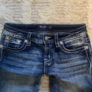Lågmidjade bootcut Miss Me jeans i fint skick! Skriv för fler bilder🩷 Midja: 37 cm Innerbenet: 83 cm Benöppning: 24 cm