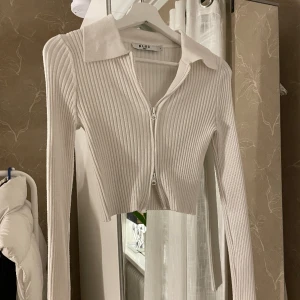 Långärmad topp - Säljer denna topp med dragkedja som går att ställa hur man vill! Jättefin men ej kommit till användning 