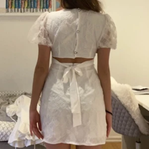 Vit klänning  - Säljer denna fina vita klänningen, perfekt till studenten! 🤩denna klänning är använd en gång men är i väldigt bra skick!💗 skriv om du är intresserad eller har några fler frågor!