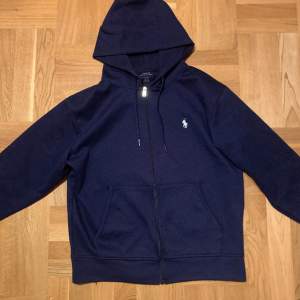 Säljer denna feta Ralph lauren hoodie (1:1) . Knappt använd så skicket är nästan perfekt. Pris kan diskuteras vid en snabb affär.