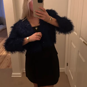 Kofta - Blå glittrig kofta passar storlek xs-m💙