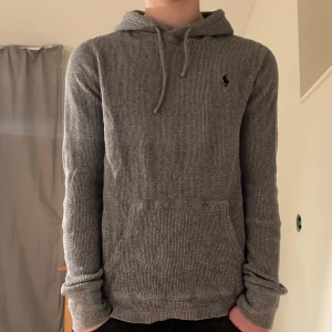 Ralph Lauren Hoodie - Schysst ralph lauren hoodie i storlek S. Väldigt bra skick och sparsamt använd. Sitter som en S ska göra. 