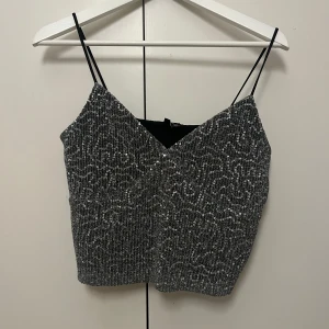 Glittrig topp - Snygg glittrig topp från vero Moda!