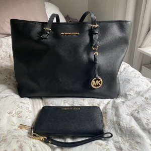 Michael Kors - Jet Set Travel T Z tote - Superfin väska som tyvärr inte används längre. Säljes tillsammans med tillhörande plånbok. ✨  Mycket sparsamt använd. Ena axelbandet är lite slitet och en liten reva framtill.  Nypris: 2 425kr