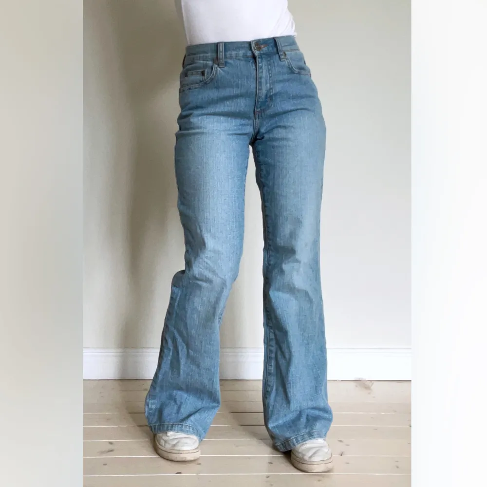 Vintage jeans. Strl W28. Midjemått: 68 cm, Innerbenslängd: 75 cm. Fint skick! Se även mina andra annonser, 3 för 2 på allt! 💫. Jeans & Byxor.