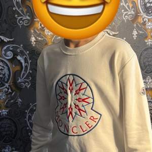 Moncler tröja vit  Storlek M Kan fraktas Kan mötas i sthlm