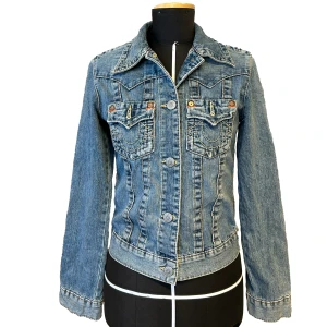 True Religion Jensjacka - Fin och trendig jeans jacka ifrån True Religion i stl XS. Perfekt att ha till våren💙🦋