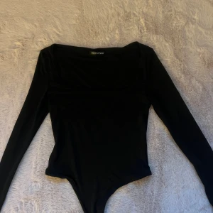 Body - En vanlig långärmad svart body, aldrig använd