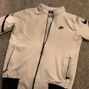 Nike kofta/jacka - En Nike kofta i topp skick 10/10 som ny, i storlek M passar också för S. Vit och svart. 