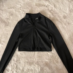 Tröja - En svart kroppad tröja, knappt använd.