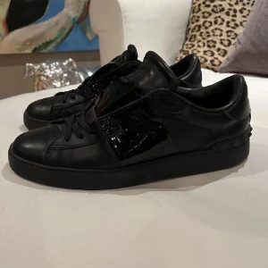 Valentino skor - Säljer dessa super fina valentino skor! Då det inte finns någon dustbag eller kvitto så säljer jag dem till ett billigare pris, men dom är i super bra skick! Vid övriga frågor så är det bara att skriva privat!