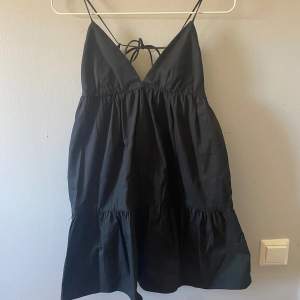 Kort svart klänning med låg rygg