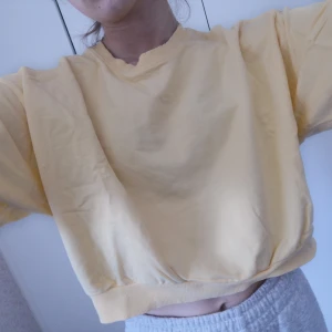 Gul T-shirt  - En snygg ljusgul croppad T-shirt i storlek M. I nyskick. 