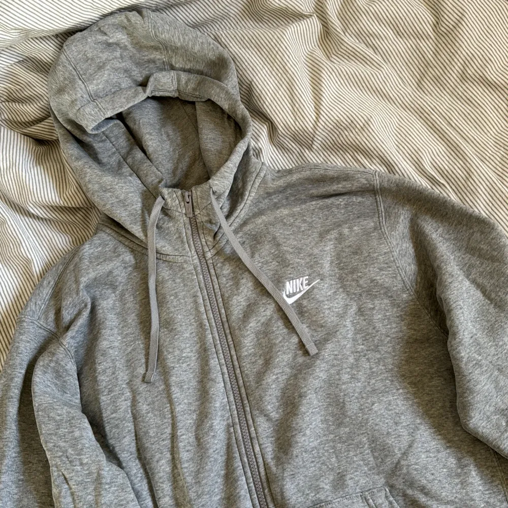 Zip hoodie från Nike. Storlek L. True to size. Använd fåtal gånger. Inga skador eller fläckar! 👌. Hoodies.